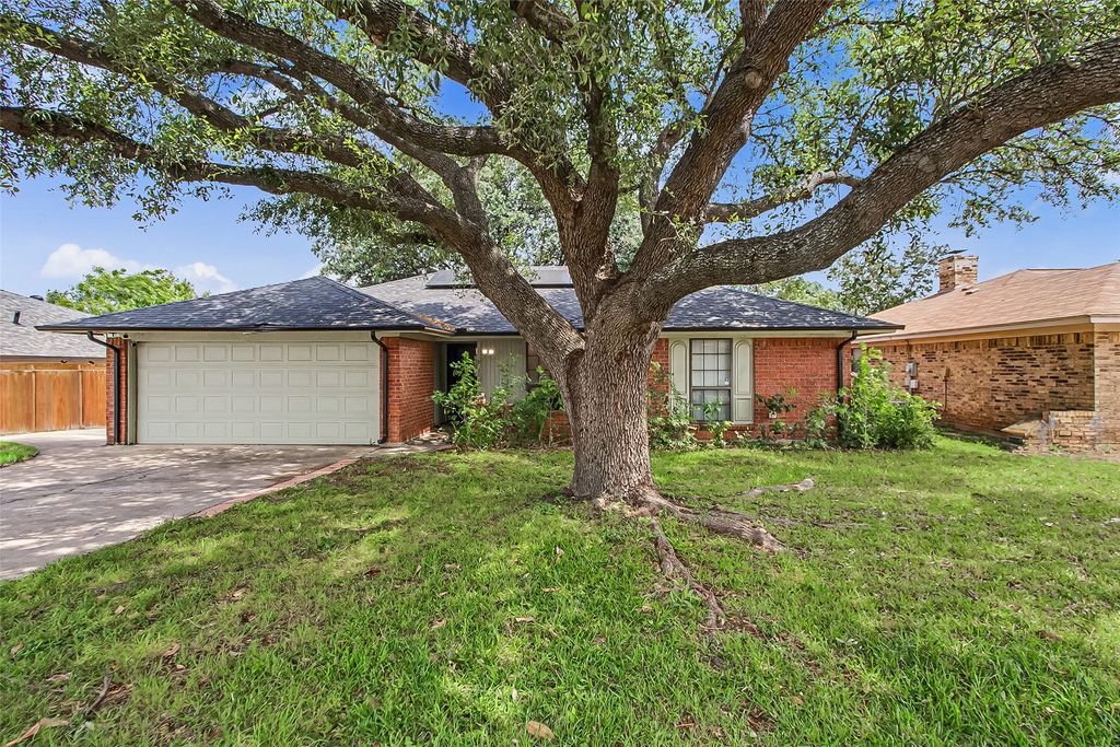 2820 Whitehurst Drive, Fort Worth, TX 76133