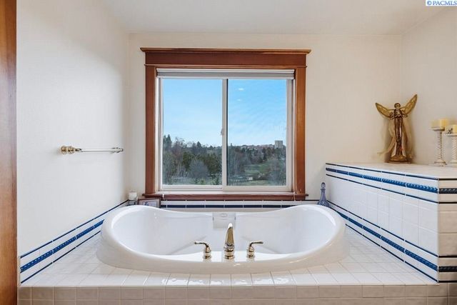 620 SE Edge Knoll Drive, Pullman, WA 99163