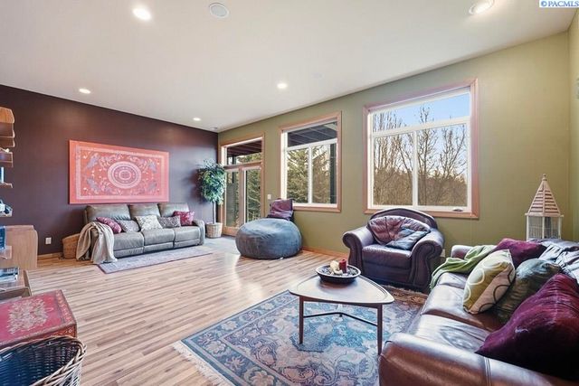 620 SE Edge Knoll Drive, Pullman, WA 99163