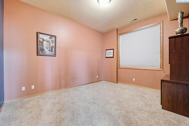 620 SE Edge Knoll Drive, Pullman, WA 99163