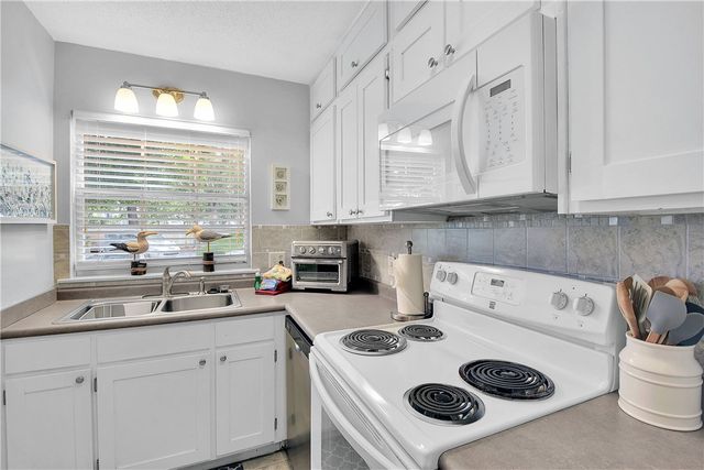 425 Magnolia Ave C, St Simons Island, GA 31522