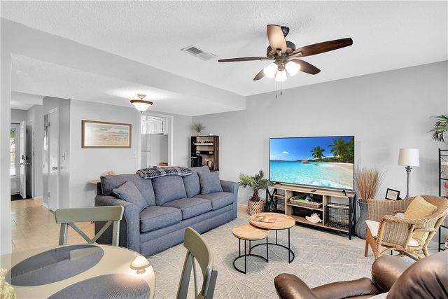 425 Magnolia Ave C, St Simons Island, GA 31522