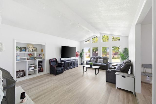 12301 E Jahant Rd, Acampo, CA 95220