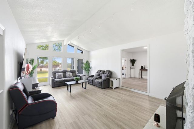 12301 E Jahant Rd, Acampo, CA 95220
