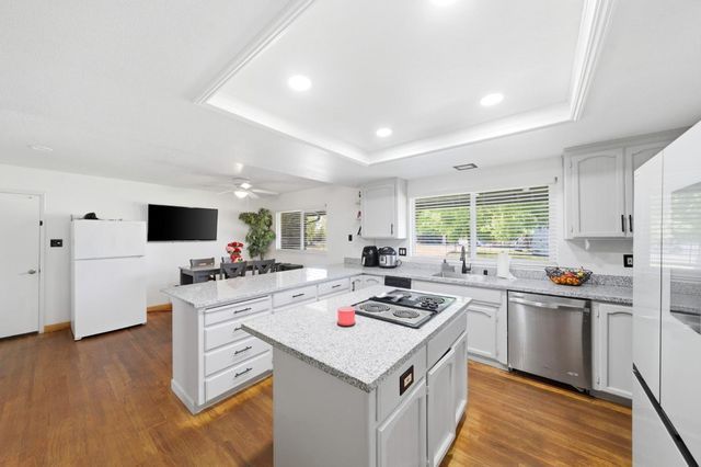 12301 E Jahant Rd, Acampo, CA 95220