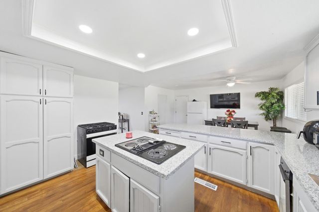 12301 E Jahant Rd, Acampo, CA 95220