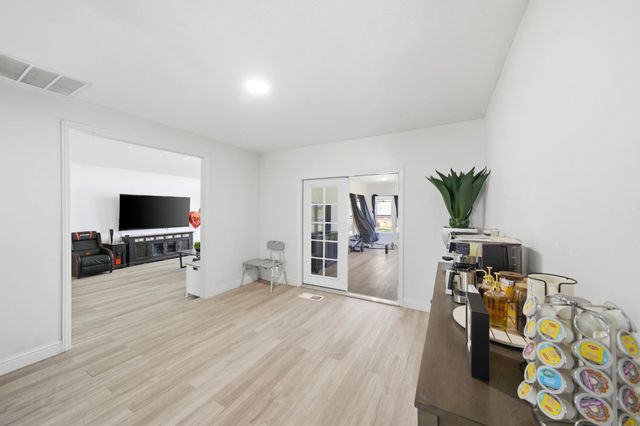 12301 E Jahant Rd, Acampo, CA 95220