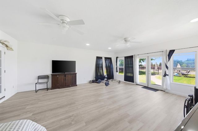 12301 E Jahant Rd, Acampo, CA 95220