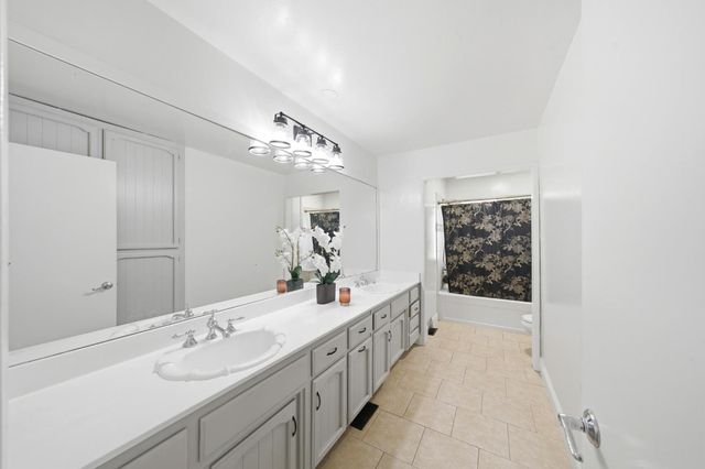 12301 E Jahant Rd, Acampo, CA 95220