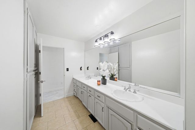 12301 E Jahant Rd, Acampo, CA 95220