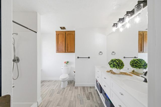 12301 E Jahant Rd, Acampo, CA 95220