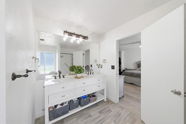 12301 E Jahant Rd, Acampo, CA 95220