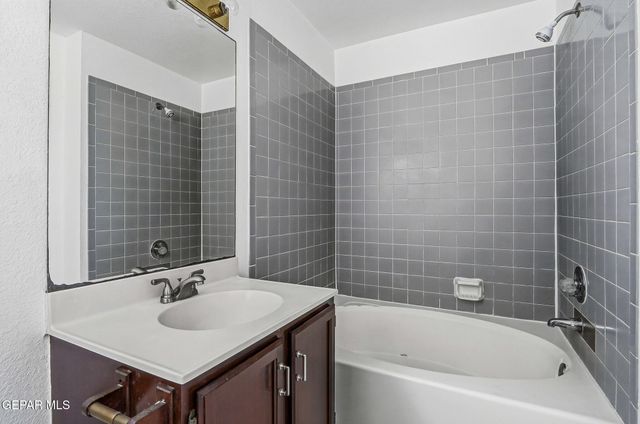 905 MARK WALLACE Lane, El Paso, TX 79912