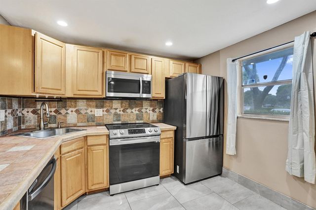 8301 Sands Point Boulevard S102, Tamarac, FL 33321