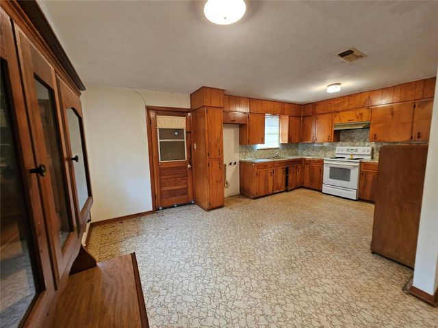 120 Ronald Avenue, Bay City, TX 77414