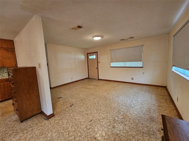 120 Ronald Avenue, Bay City, TX 77414