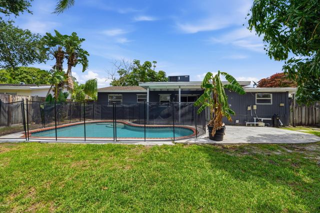 625 Riverside Drive, Palm Beach Gardens, FL 33410