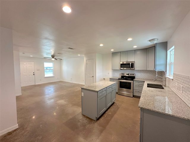 108 W Adams Street, Itasca, TX 76055