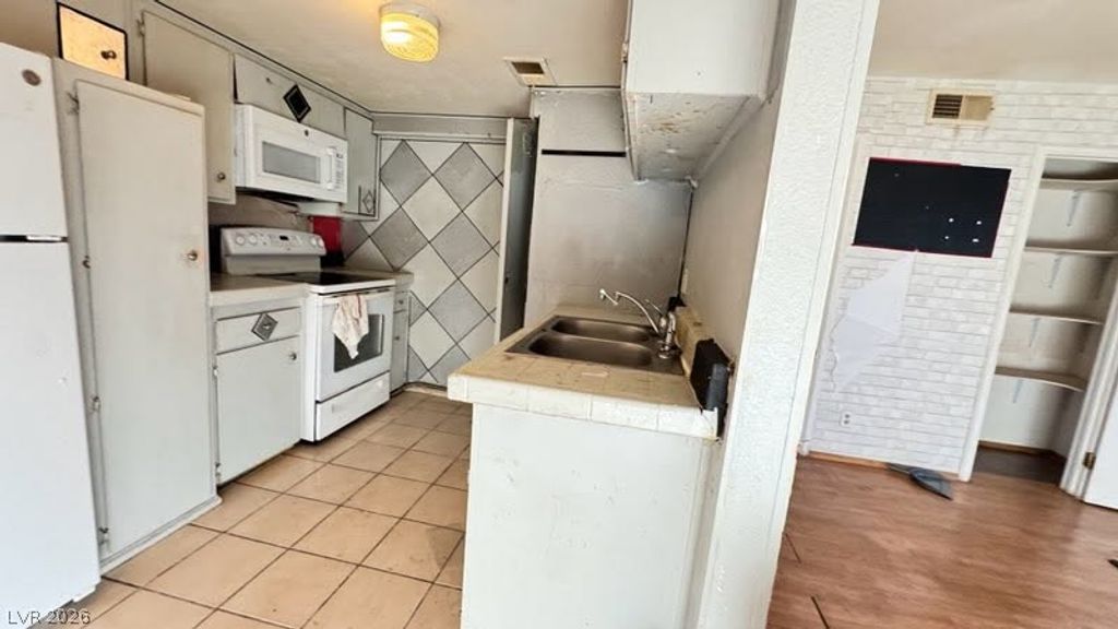 Image 4 of property listing at 3811 daisy 35, Las Vegas, NV 89119