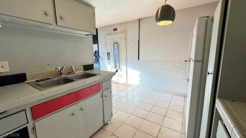 Image 5 of property listing at 3811 daisy 35, Las Vegas, NV 89119