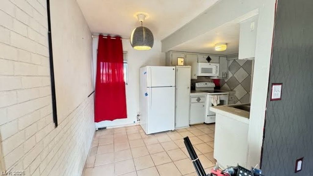 Image 6 of property listing at 3811 daisy 35, Las Vegas, NV 89119