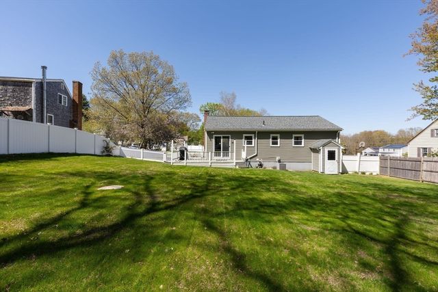 15 Phillip Dr, Bellingham, MA 02019