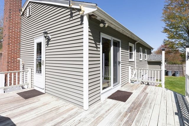 15 Phillip Dr, Bellingham, MA 02019