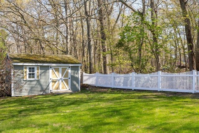 15 Phillip Dr, Bellingham, MA 02019