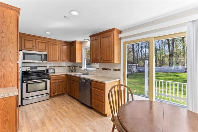 15 Phillip Dr, Bellingham, MA 02019