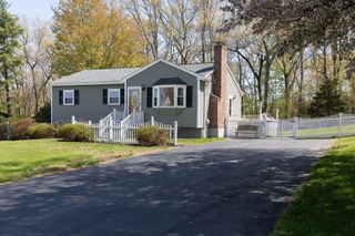 15 Phillip Dr, Bellingham, MA 02019