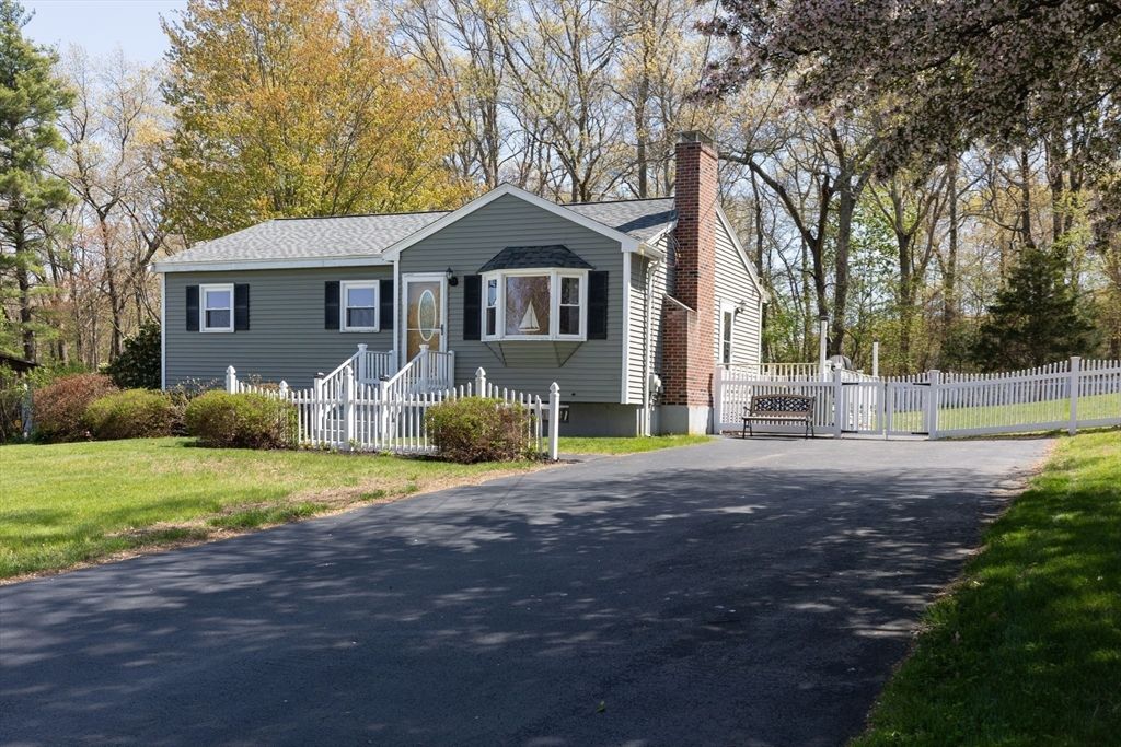 15 Phillip Dr, Bellingham, MA 02019