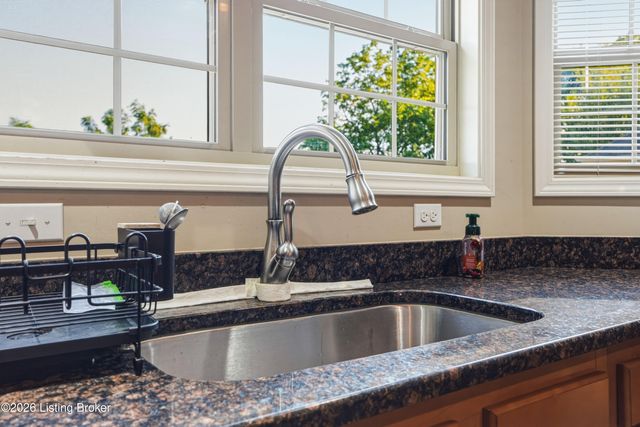 166 Grand Central Dr, Simpsonville, KY 40067
