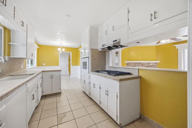 683 N Villa Avenue, Dinuba, CA 93618