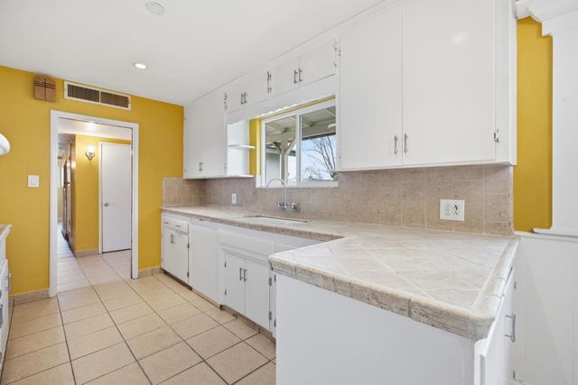 683 N Villa Avenue, Dinuba, CA 93618