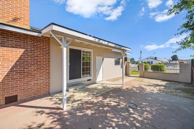 683 N Villa Avenue, Dinuba, CA 93618