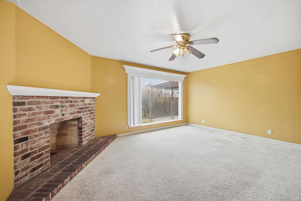 Image 11 of property listing at 683 N Villa Avenue, Dinuba, CA 93618