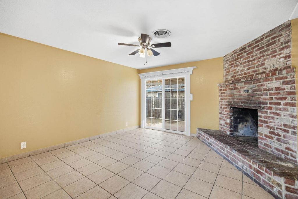 Image 13 of property listing at 683 N Villa Avenue, Dinuba, CA 93618