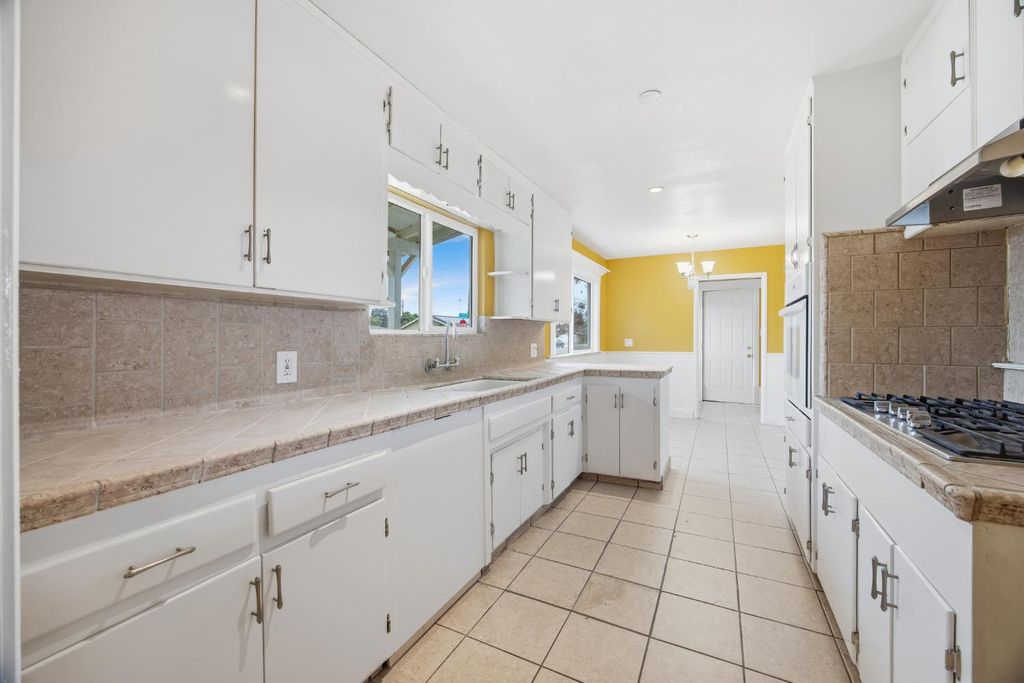 Image 15 of property listing at 683 N Villa Avenue, Dinuba, CA 93618