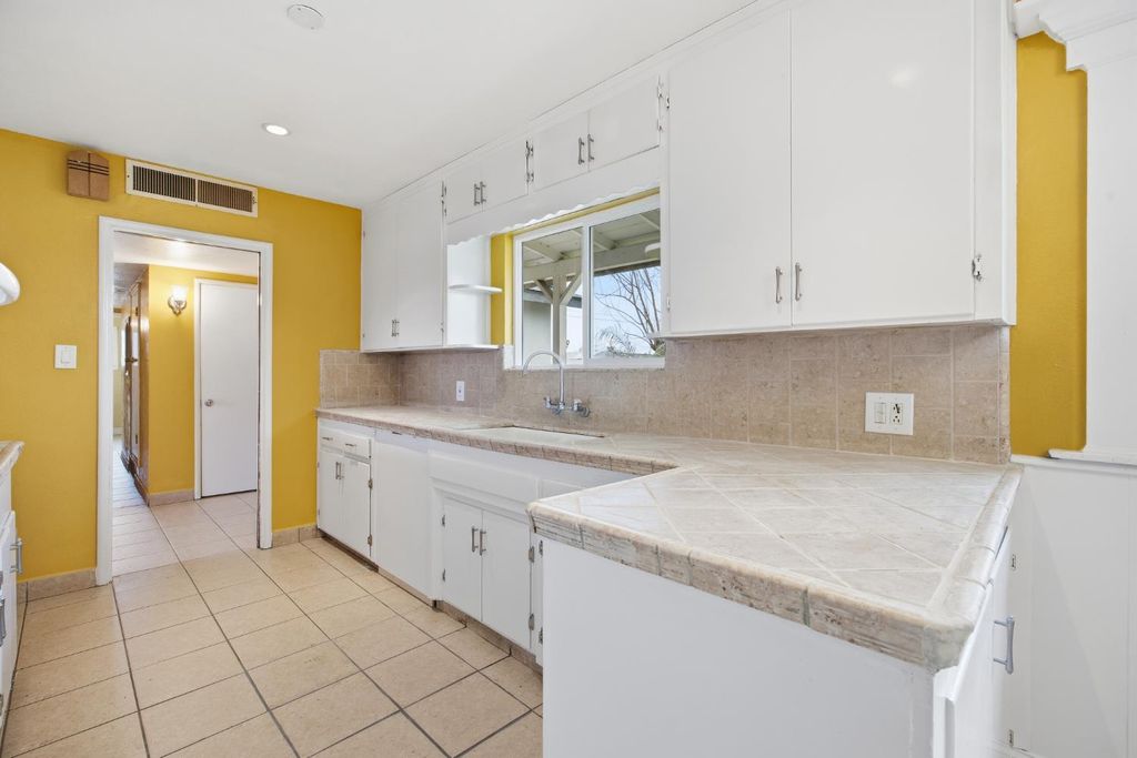 Image 17 of property listing at 683 N Villa Avenue, Dinuba, CA 93618