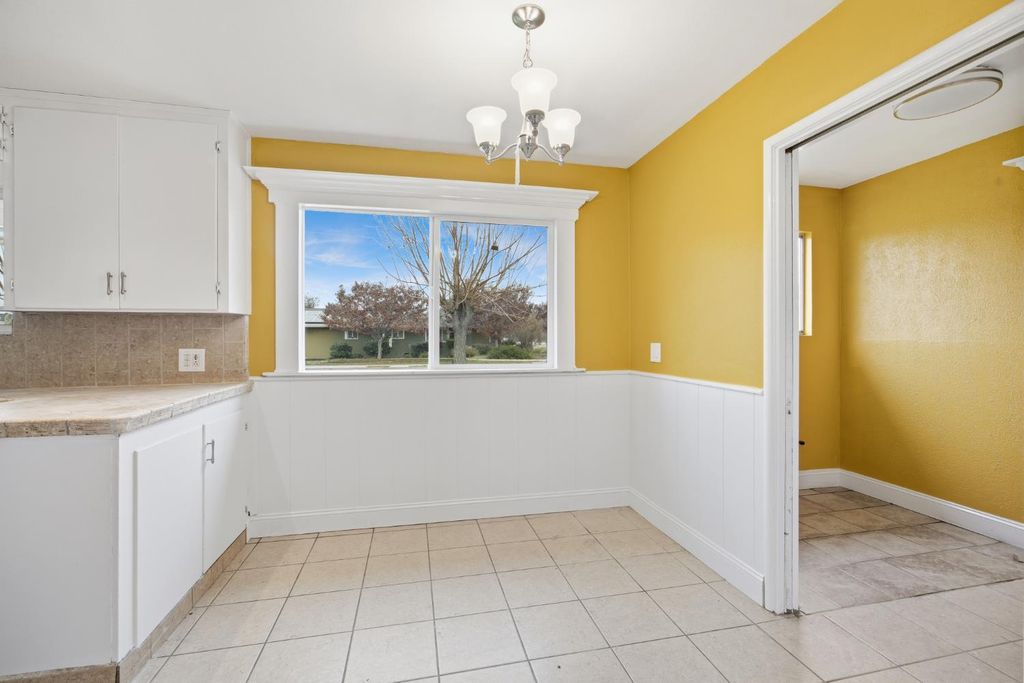 Image 19 of property listing at 683 N Villa Avenue, Dinuba, CA 93618