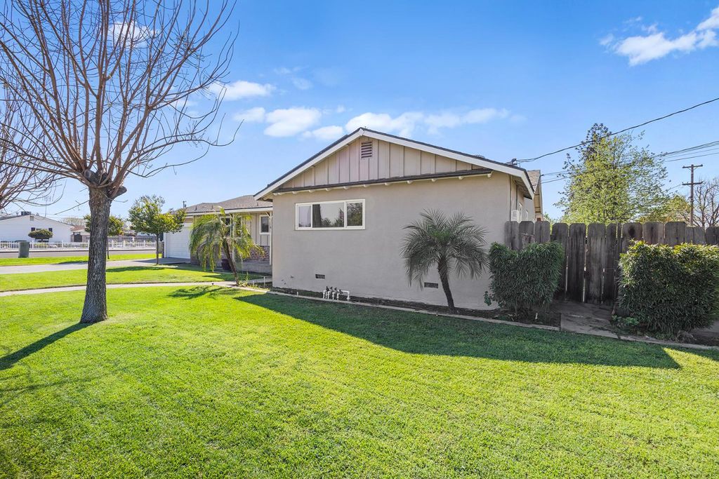 Image 2 of property listing at 683 N Villa Avenue, Dinuba, CA 93618