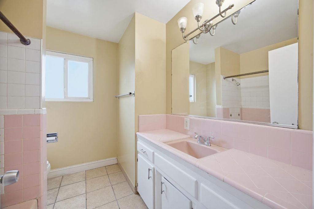 Image 27 of property listing at 683 N Villa Avenue, Dinuba, CA 93618