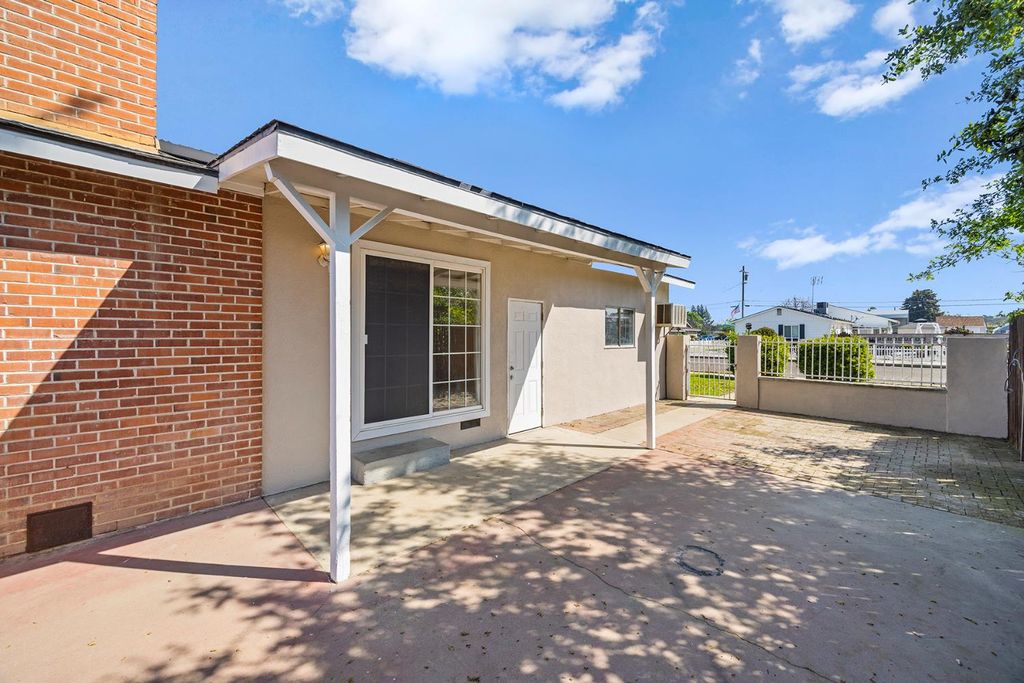 Image 36 of property listing at 683 N Villa Avenue, Dinuba, CA 93618