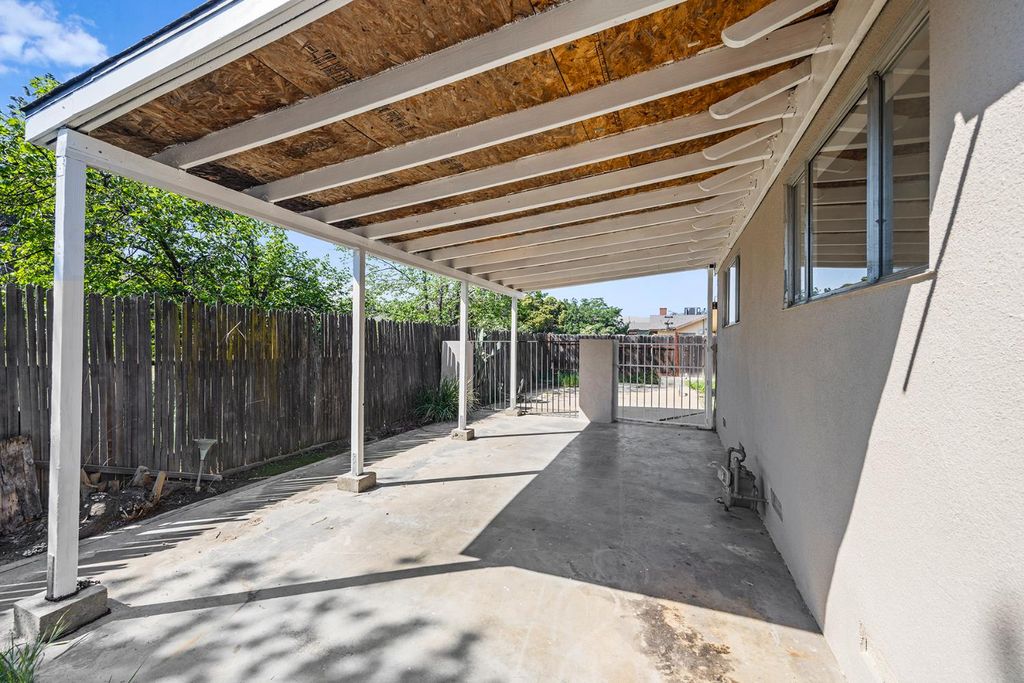 Image 37 of property listing at 683 N Villa Avenue, Dinuba, CA 93618