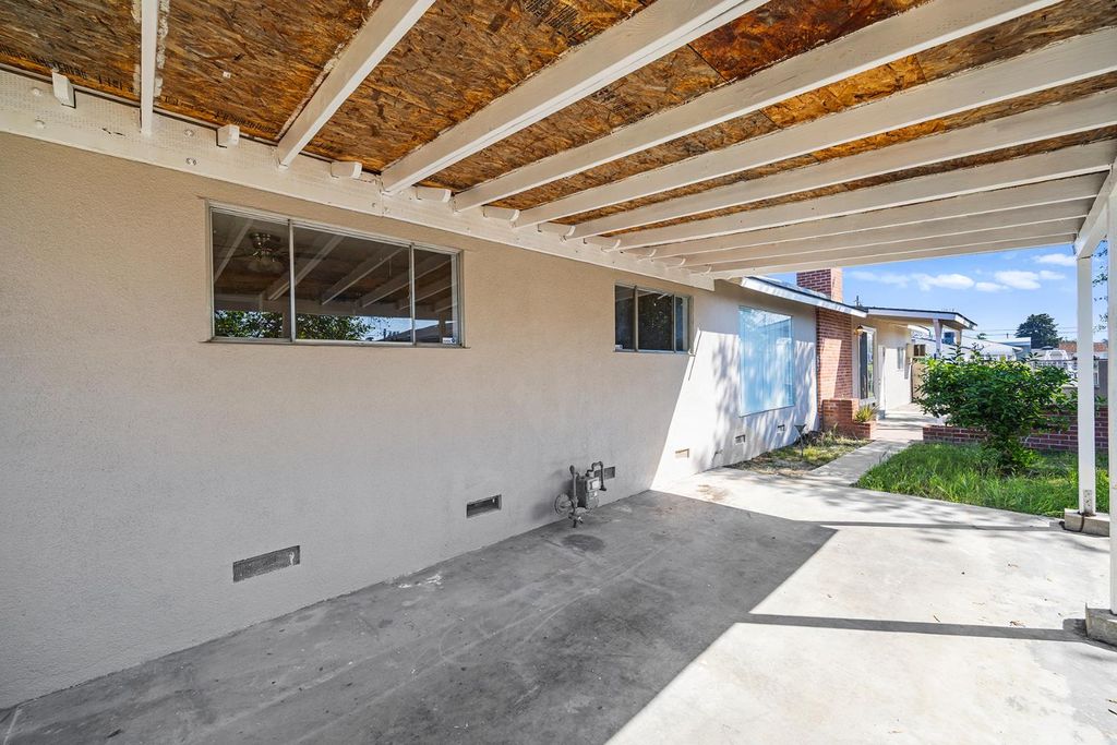 Image 38 of property listing at 683 N Villa Avenue, Dinuba, CA 93618