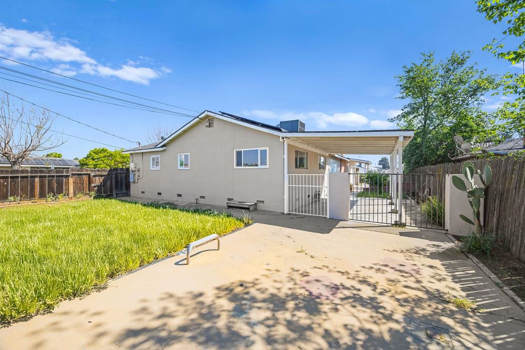 Image 39 of property listing at 683 N Villa Avenue, Dinuba, CA 93618
