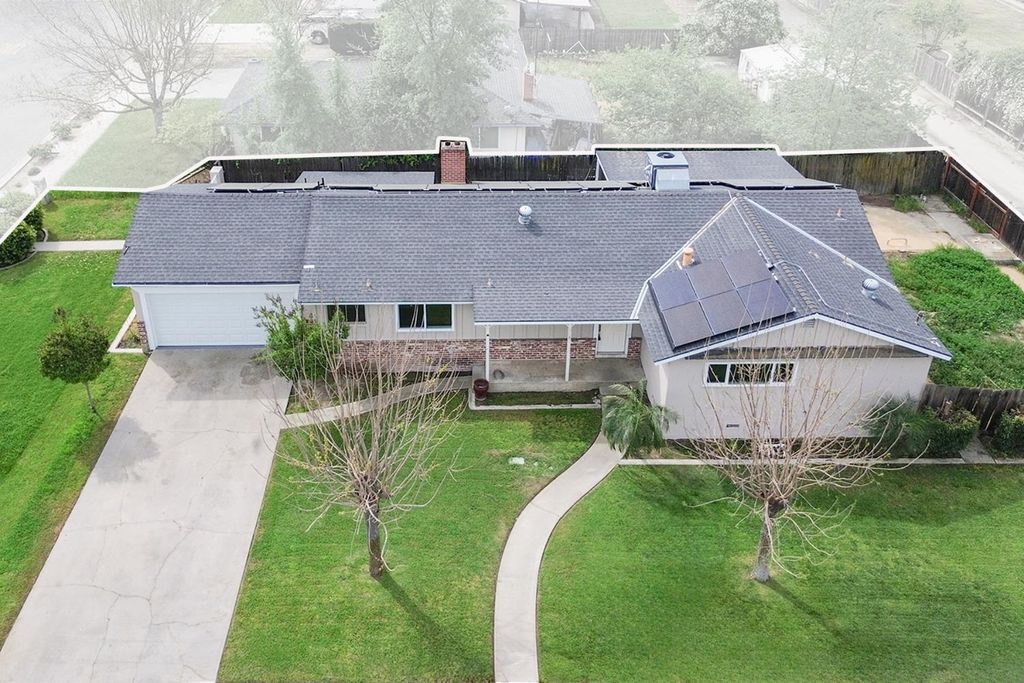 Image 40 of property listing at 683 N Villa Avenue, Dinuba, CA 93618