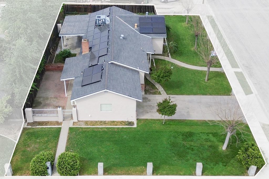 Image 43 of property listing at 683 N Villa Avenue, Dinuba, CA 93618