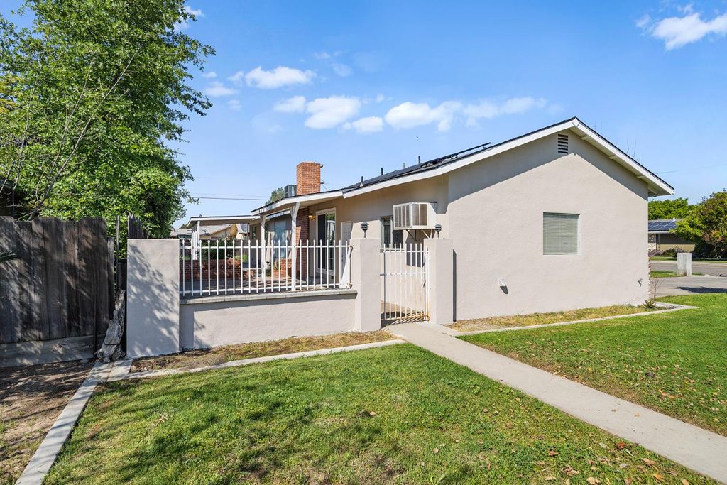 Image 5 of property listing at 683 N Villa Avenue, Dinuba, CA 93618