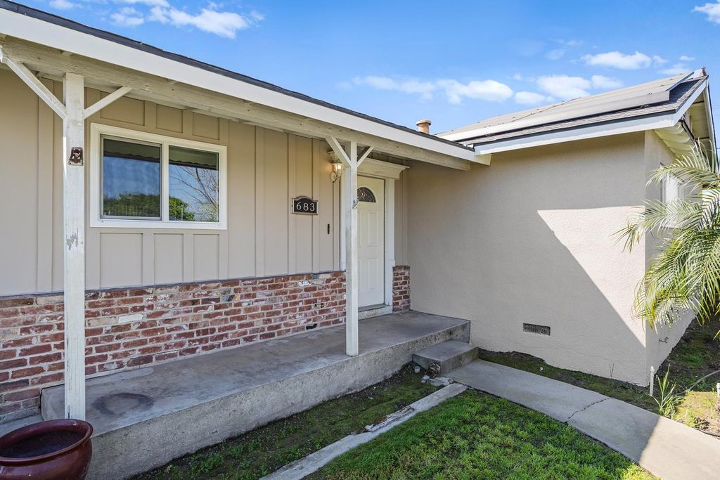 Image 6 of property listing at 683 N Villa Avenue, Dinuba, CA 93618